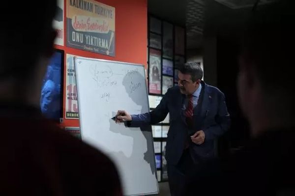 Milli Eğitim Bakanı Yusuf Tekin'den 23 Nisan ve Demokrasi Vurgusu