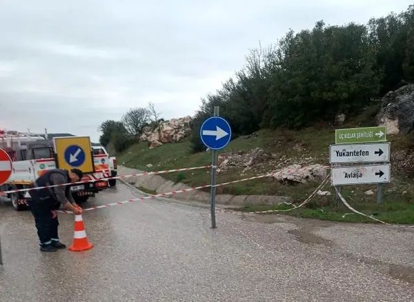 Selendi-Kula Karayolu Toprak Kaymaları Nedeniyle Yeniden Kapatıldı