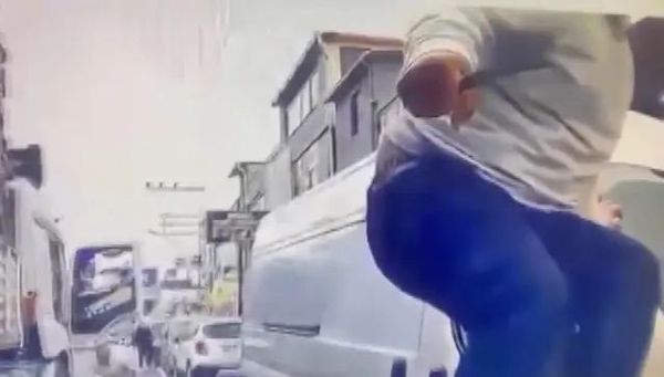 Adana'da TIR Şoförü ve Yanındaki Kişinin Bıçaklı Saldırısı Kamerada