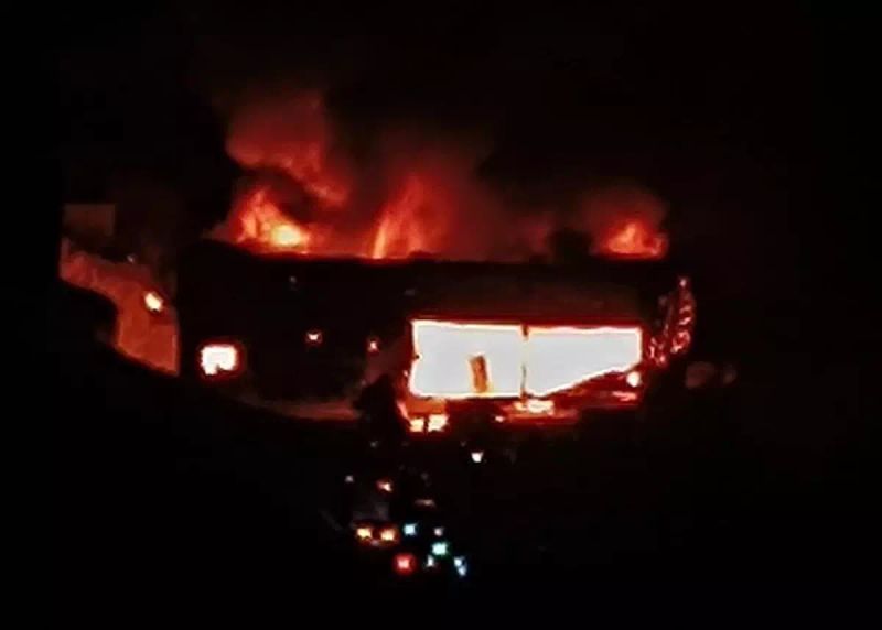 Halfeti'de Zeytin ve Fıstık Fabrikasında Yangın Kontrol Altına Almaya Çalışılıyor