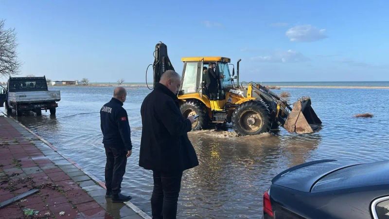 Enez'de Deniz Taşkını Nedeniyle Belediye Ekipleri Tahliye Çalışmalarına Başladı