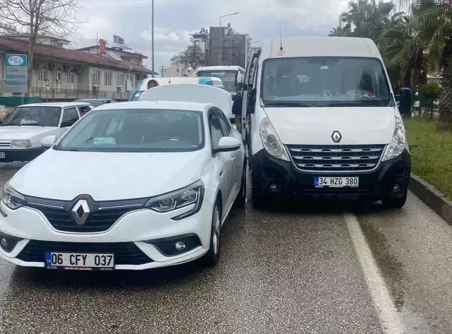 Serik'te Dört Araçlı Zincirleme Kaza: 1 Kişi Yaralandı
