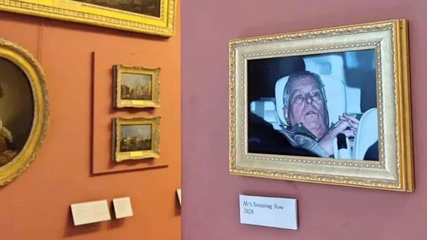 Aktivistler Prens Andrew'nun Gözaltı Fotoğrafını Louvre Duvarına Astı