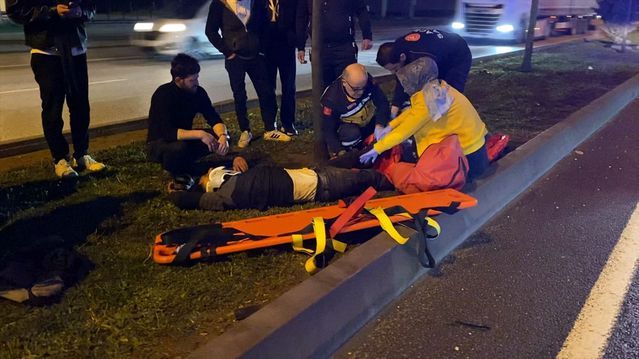 Bursa İnegöl'de Yaya, Düşürdüğü Telefonu Alırken Otomobil Çarpmasıyla Ağır Yaralandı