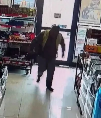 Temizlik İşçisi Ayakkabılarını Çıkararak Markete Girdi