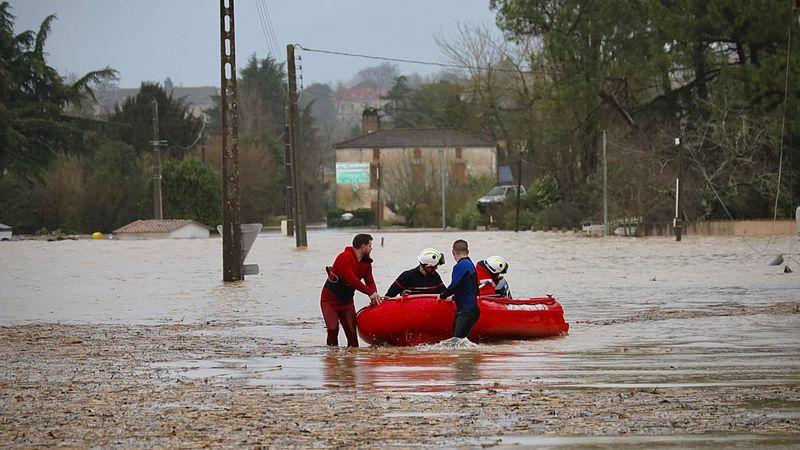 Fransa'nın Batısında Sel Felaketi: 2 Kişi Hayatını Kaybetti, 81 Bölgede Alarm Verildi