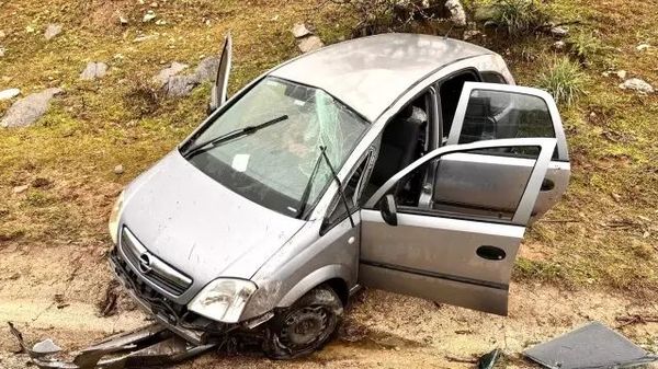 Kula'da Otomobil Şarampole Devrildi: 1 Kişi Hafif Yaralandı