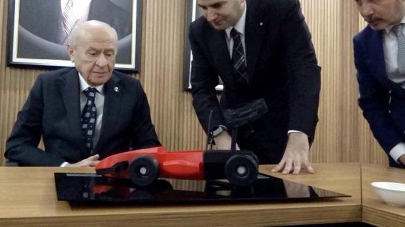 Bahçeli, Ülkü Ocakları'nın Yarış Arabalarına İsim Verdi ve Gençlik Kurultayları Talimatı Verdi