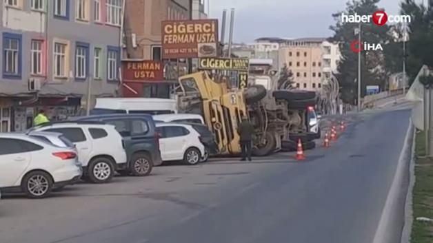 Diyarbakır Silvan'da Devrilen Saman Yüklü Tır 7 Araca Çarptı