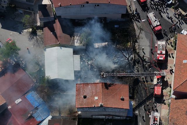Ümraniye'de Hurdalıkta Çıkan Yangın İtfaiye Tarafından Söndürüldü