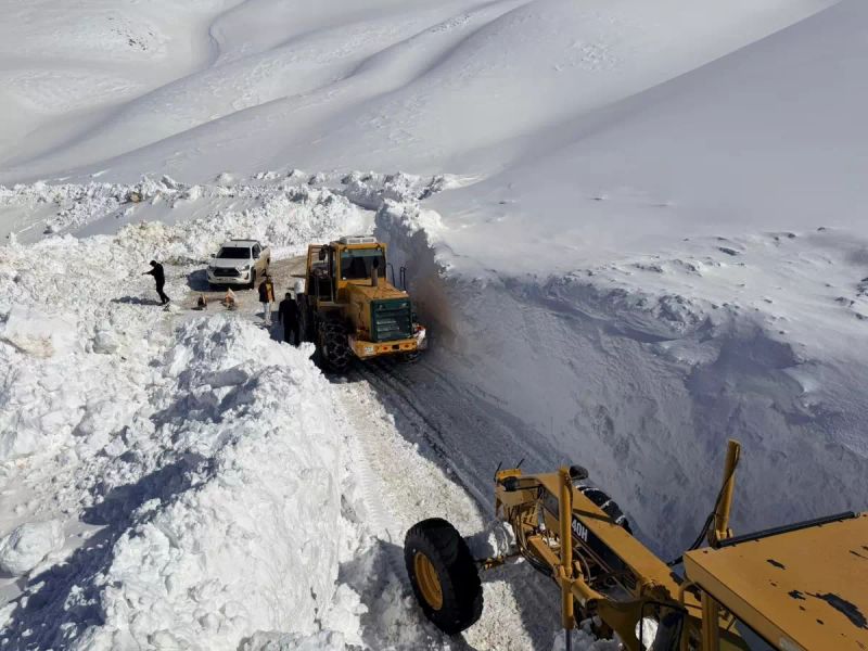 Van Bahçesaray'da Özbekli Mezra Yolu Ulaşıma Açılmak Üzere Çalışmalar Başladı