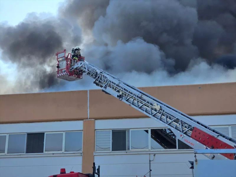 Akhisar'daki Şekerleme Fabrikasında Çıkan Yangına Müdahale Sürüyor