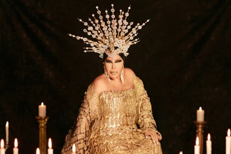 Bülent Ersoy, Gold Kaplama Tesla'sıyla Ankara'da Göz Kamaştırdı