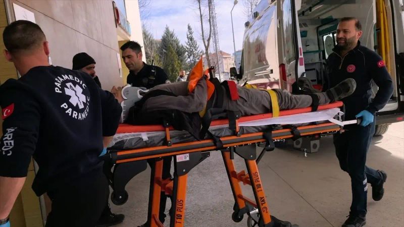 İnegöl'de Ceviz Ağacından Düşen 69 Yaşındaki Adam Ağır Yaralandı