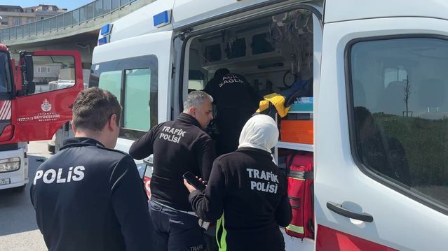 Beylikdüzü'nde Virajı Alamayan TIR Devrildi, Sürücü Yaralandı