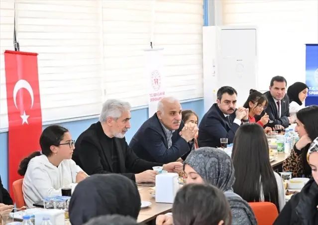 Vali Zorluoğlu, Dicle Gençlik Kampı'nda Gençlerle Buluştu