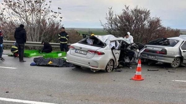 Ankara Polatlı'da İki Otomobilin Kafa Kafaya Çarpışması 4 Can Aldı
