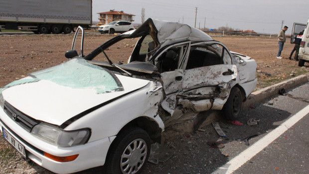 Aksaray'da Kavşakta Otomobil ve Kamyonet Çarpıştı: 1 Ölü, 1 Yaralı