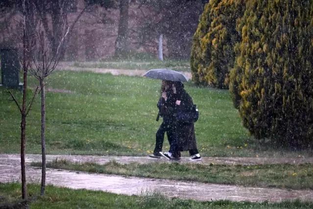 Eskişehir'de Nisan Yağmurları Anadolu Üniversitesi Öğrencilerini Etkiledi