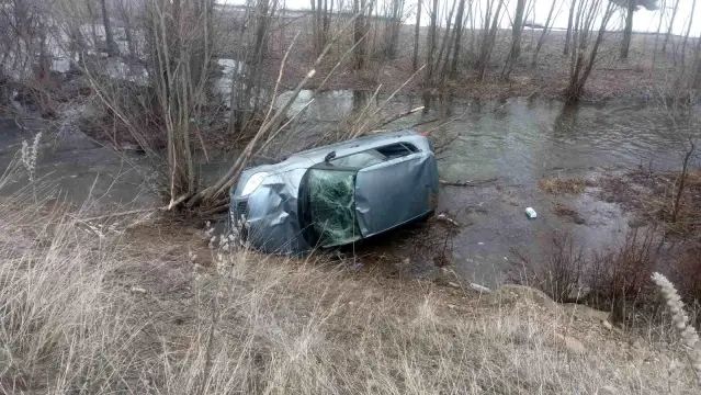 Bayburt'ta Otomobil Dereye Uçtu, Sürücü Hafif Yaralandı