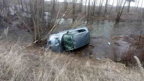 Bayburt'ta Otomobil Dereye Uçtu, Sürücü Hafif Yaralandı