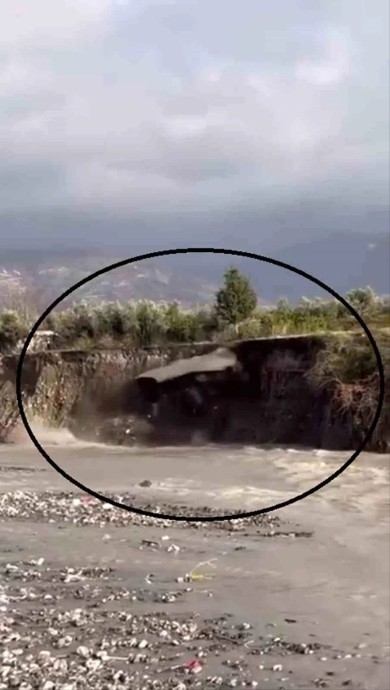 Hatay'da Yoğun Yağış Sonrası Yol Çökme Anı Kamerada