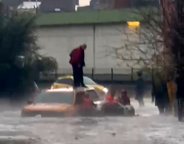 Adana'da Sağanak ve Dolu Nedeniyle Mahsur Kalanlar İtfaiye Tarafından Kurtarıldı