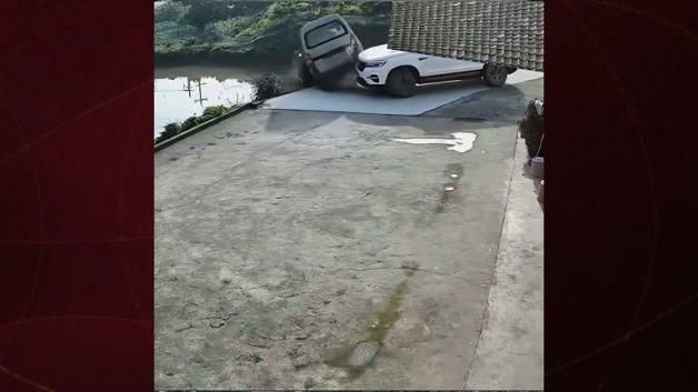 Çin'de Park Etmek İsterken Araçla Birlikte Suya Düşen Sürücü Kazayı Yaralanmadan Atlattı