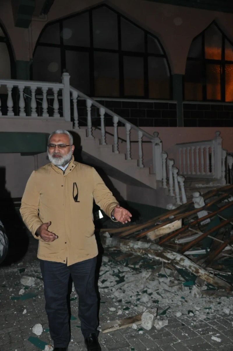 Manisa Salihli'de Şiddetli Rüzgar 100'den Fazla Ağacı Devirdi, Minarenin Külahı Uçtu