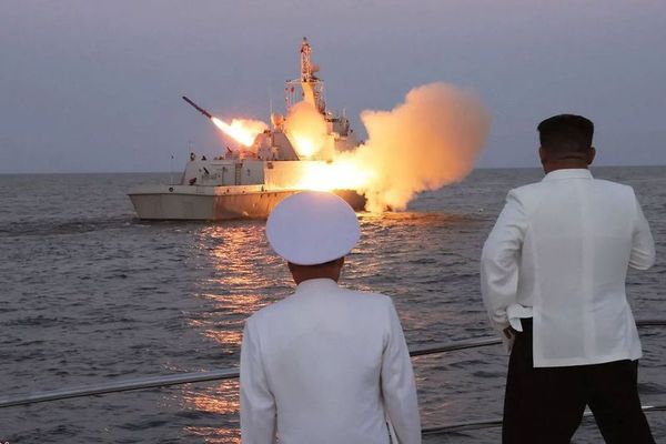 Kim Jong-Un, Kuzey Kore'den Doğu Denizi'ne Roket Fırlattı