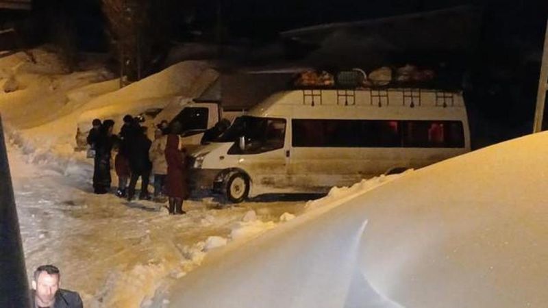 Kar Nedeniyle Mahsur Kalan Öğrenci Servisi Kurtarıldı