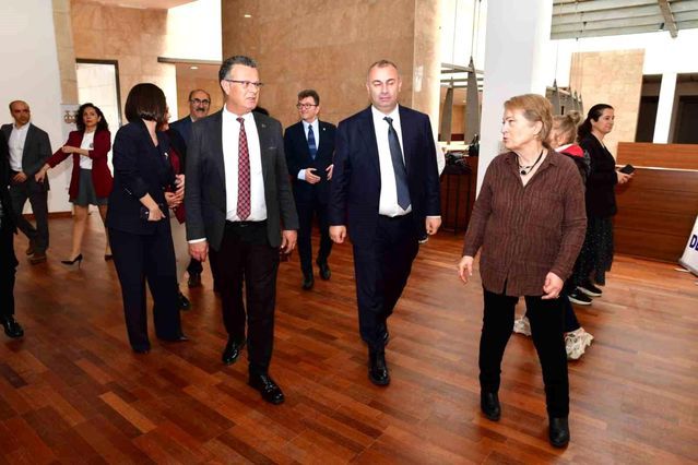 Alaşehir Belediye Başkanı, Umuda Yolculuk Sergisinde Ablasına ve Çocuklara Destek Verdi