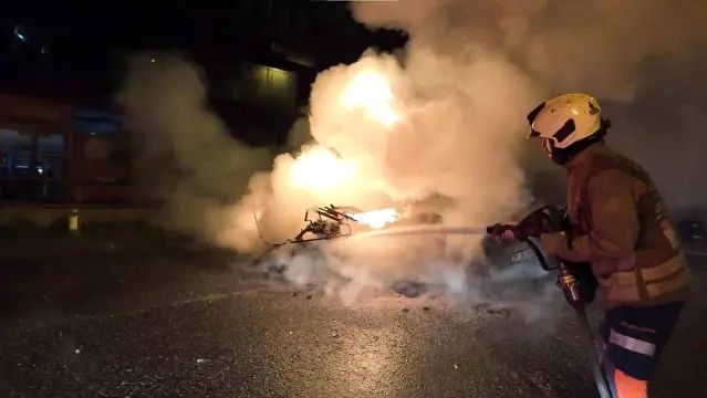 Fikirtepe'de Park Halindeki Motosiklette Çıkan Yangın Otomobile Sıçradı