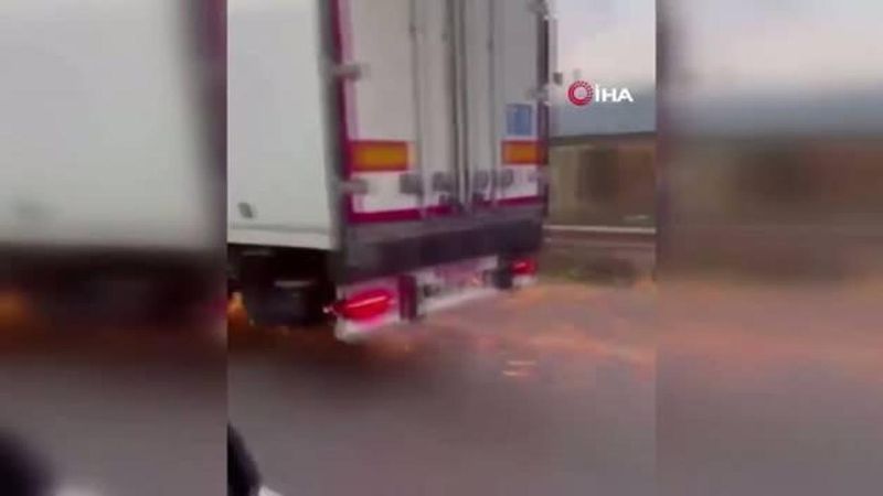 Bursa'da TIR, direği devirdikten sonra olay yerinden kaçtı