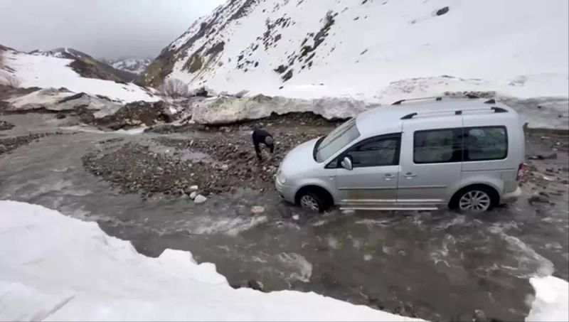 Adıyaman'da Menfezsiz Yol Sel Sonrası Trafiğe Kapandı