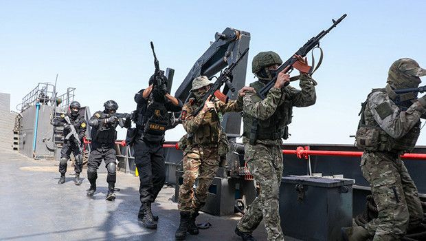 İran Ordusu Basra Körfezi'nde Yeni Topçu Tatbikatı Gerçekleştirdi