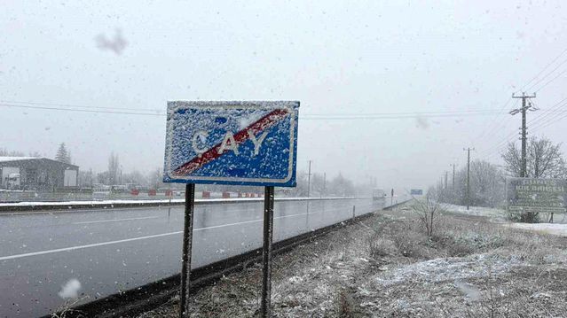 Afyonkarahisar Çay'da Nisan Ayında Yoğun Kar Yağışı Şaşkınlık Yarattı