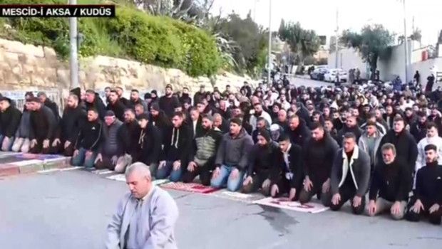 59 Yıl Aradan Sonra İlk Kez Mescid-i Aksa'da Bayram Namazı Dışarıda Kılındı