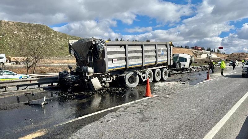 Eskişehir'de Bariyere Çarpan Tırın Sürücüsü Yaralandı