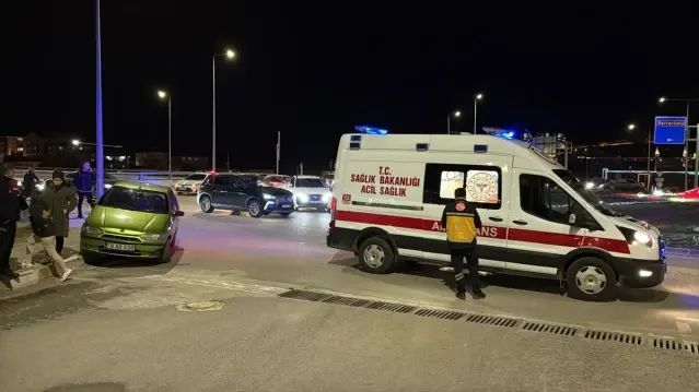 Karabük'te Otomobil ile Motosiklet Çarpıştı: 2 Kişi Yaralandı