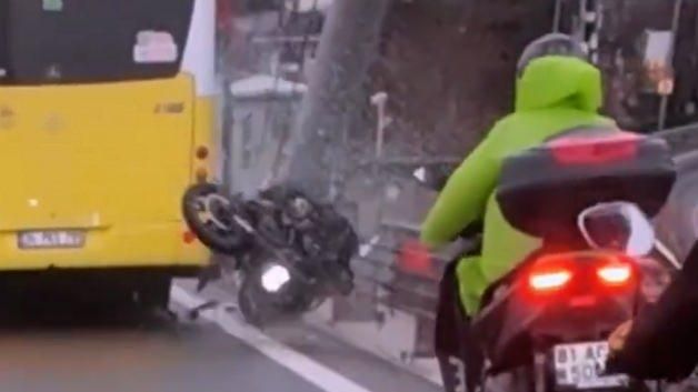 İstanbul Köprü Girişinde Motosikletli, Otobüs ve Bariyer Arasında Takla Attı