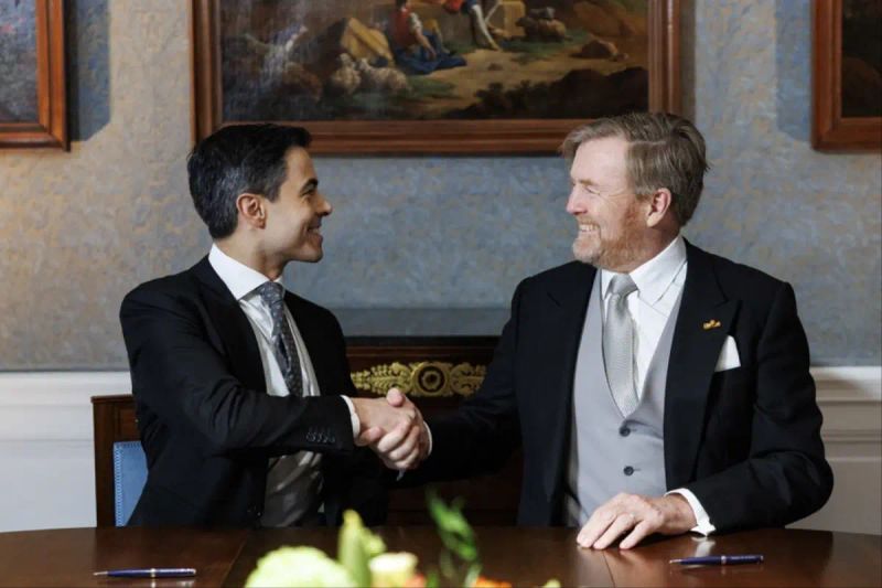 Hollanda'da Yeni Azınlık Hükümeti Göreve Başladı