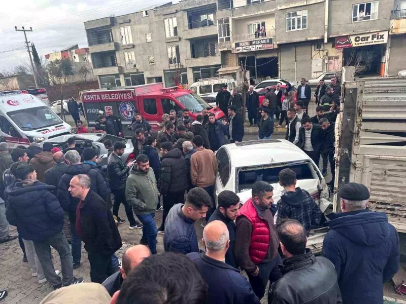 Adıyaman'da Otomobil Park Halindeki Araçlara Çarptı: 3 Yaralı, 1'i Ağır