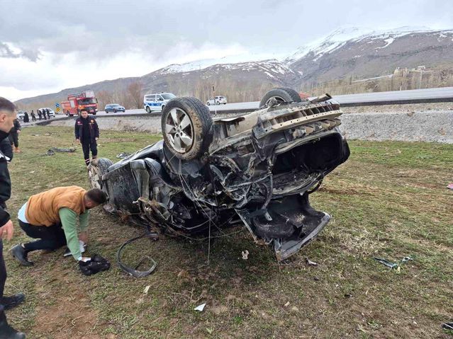 Van Muradiye'de Trafik Kazası: 1 Ölü, 2 Yaralı