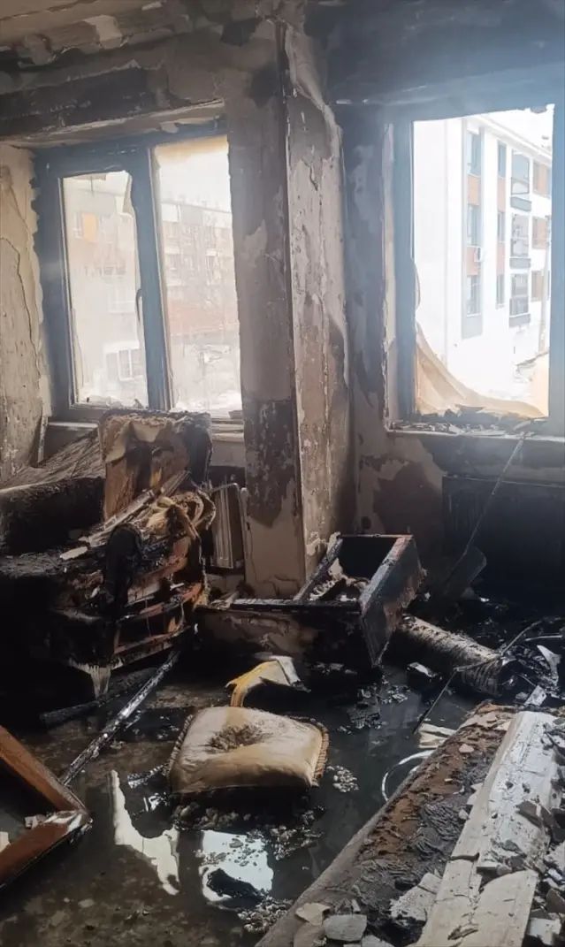 Eskişehir'de Ev Yangını: 3 Kişi Dumandan Etkilendi