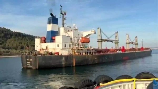 Çanakkale Boğazı'nda Makina Arızası Yapan Dökme Yük Gemisi Karaya Oturdu