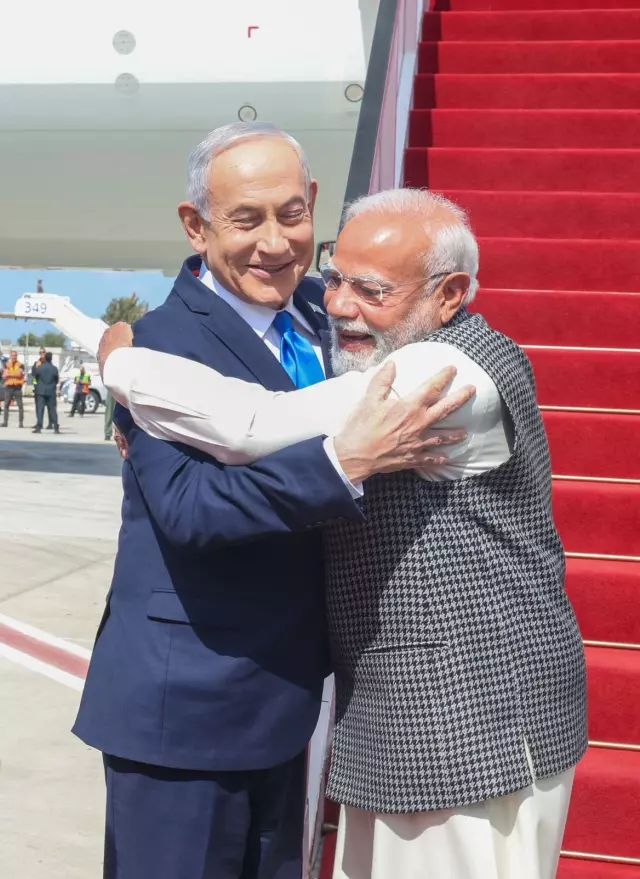 Hindistan Başbakanı Modi, İsrail'de Netanyahu ile Sıcak Karşılandı