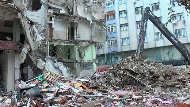 İstanbul'da Yıkım Sırasında Beton Parçası Küçük Kızın Hayatını Kaybetmesine Neden Oldu