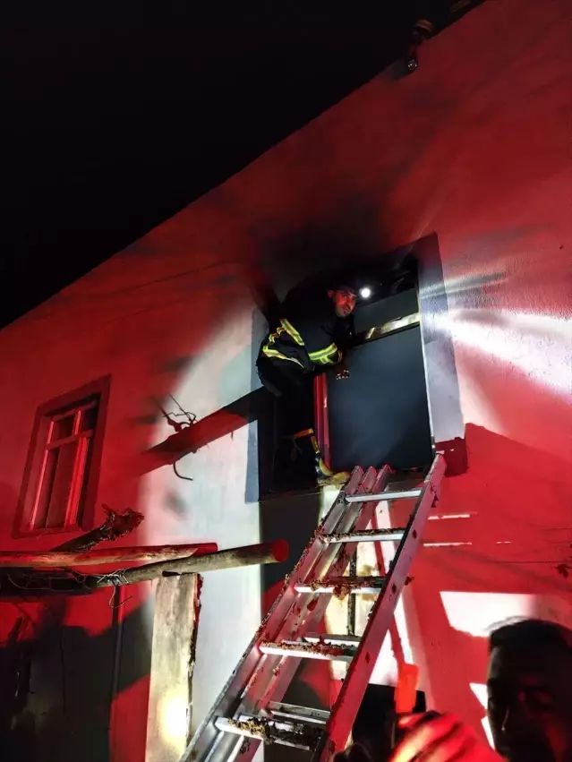 Kurtalan'da İki Katlı Evde Yangın Çıktı, Hasar Oluştu