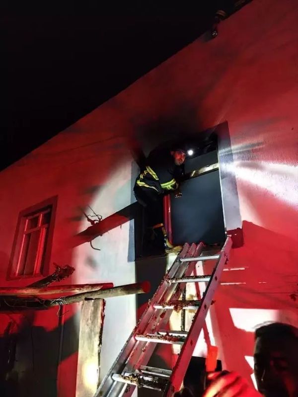 Kurtalan'da İki Katlı Evde Yangın Çıktı, Hasar Oluştu